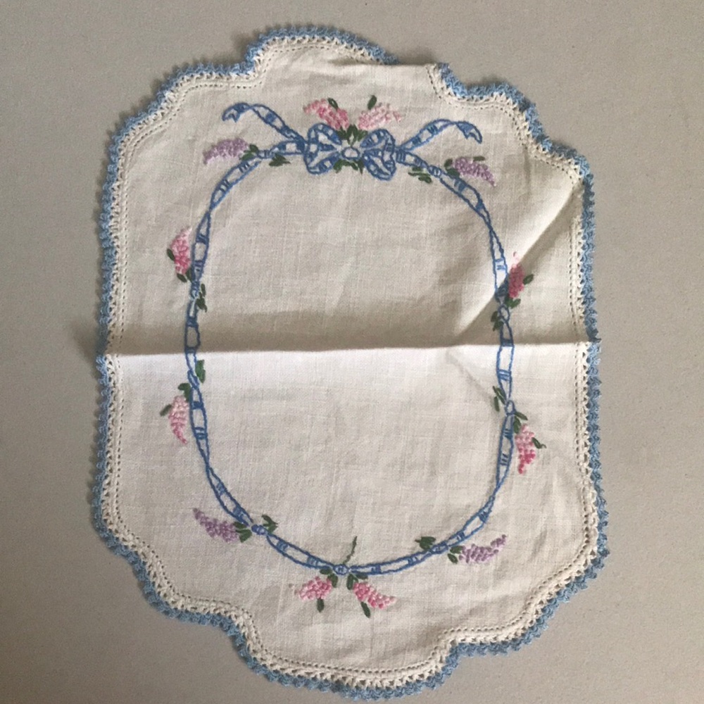 VTG Small Embroidered Doily